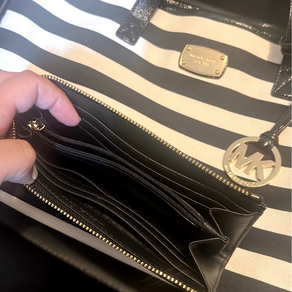 Michael Kors Tote and Wallet set - Picture 10 of 11